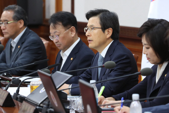 황교안 국무총리가 20일 오전 서울 세종로 정부서울청사에서 국무회의를 주재하고 있다.